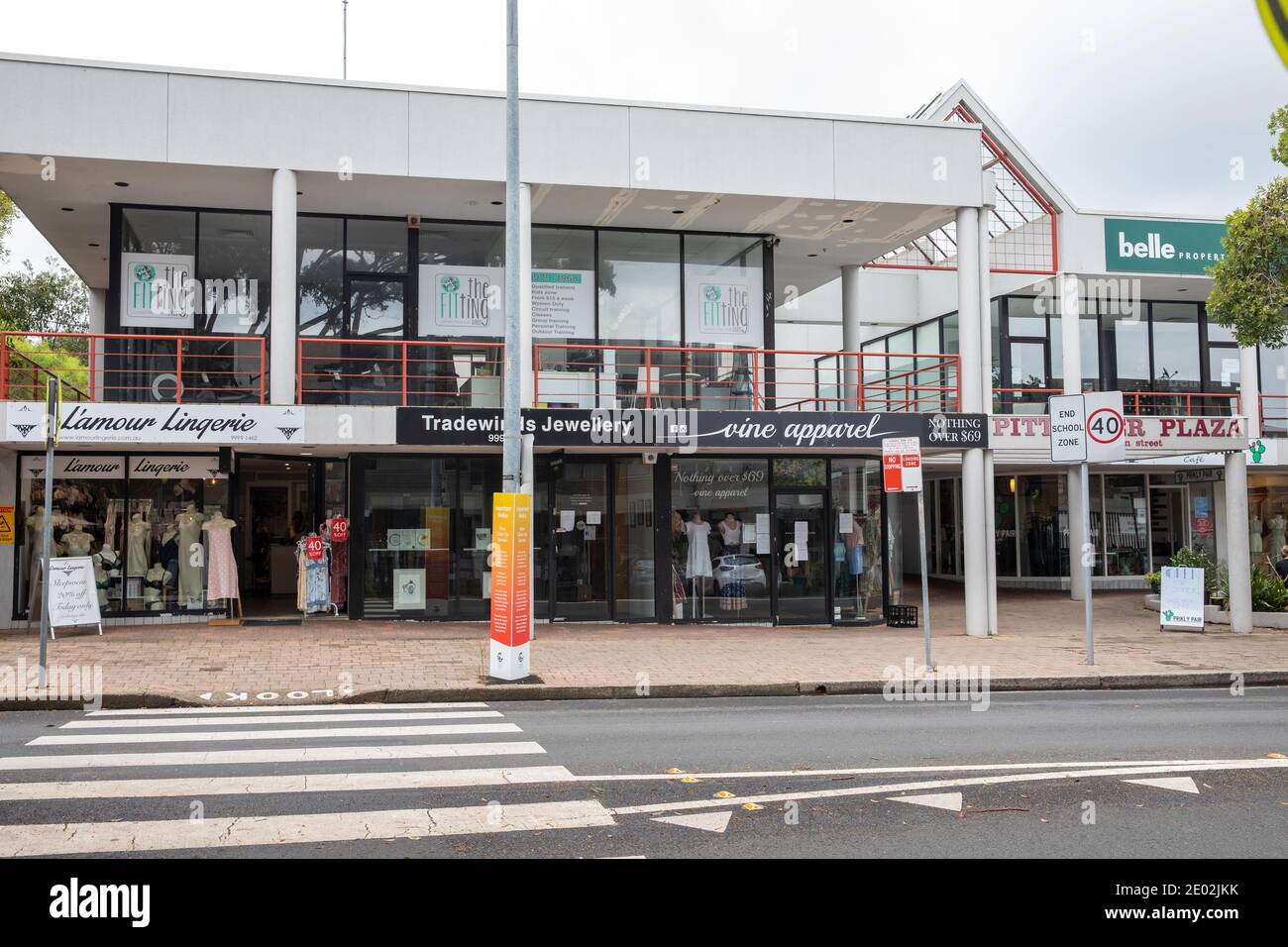 Mona vale a Sydney martedì 29 dicembre 2020. Il governo del NSW ha messo la parte settentrionale delle spiagge del nord in blocco a causa di un focolaio di COVID 19 in Avalon Beach, il sobborgo di Mona vale rimane tranquillo nelle giornate estive di solito molto affollate, con le persone solo avventurarsi per lo shopping essenziale e l'esercizio fisico. Credit martin berry@alamy notizie dal vivo. Foto Stock