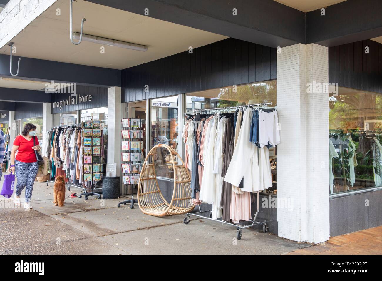 Mona vale a Sydney martedì 29 dicembre 2020. Il governo del NSW ha messo la parte settentrionale delle spiagge del nord in blocco a causa di un focolaio di COVID 19 in Avalon Beach, il sobborgo di Mona vale rimane tranquillo nelle giornate estive di solito molto affollate, con le persone solo avventurarsi per lo shopping essenziale e l'esercizio fisico. Credit martin berry@alamy notizie dal vivo. Foto Stock