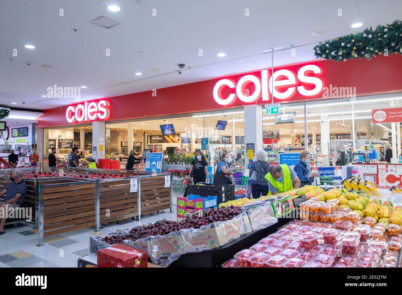 Mona vale a Sydney martedì 29 dicembre 2020. Il governo del NSW ha messo la parte settentrionale delle spiagge del nord in blocco a causa di un focolaio di COVID 19 in Avalon Beach, il sobborgo di Mona vale rimane tranquillo nelle giornate estive di solito molto affollate, con le persone solo avventurarsi per lo shopping essenziale e l'esercizio fisico. Credit martin berry@alamy notizie dal vivo. Foto Stock