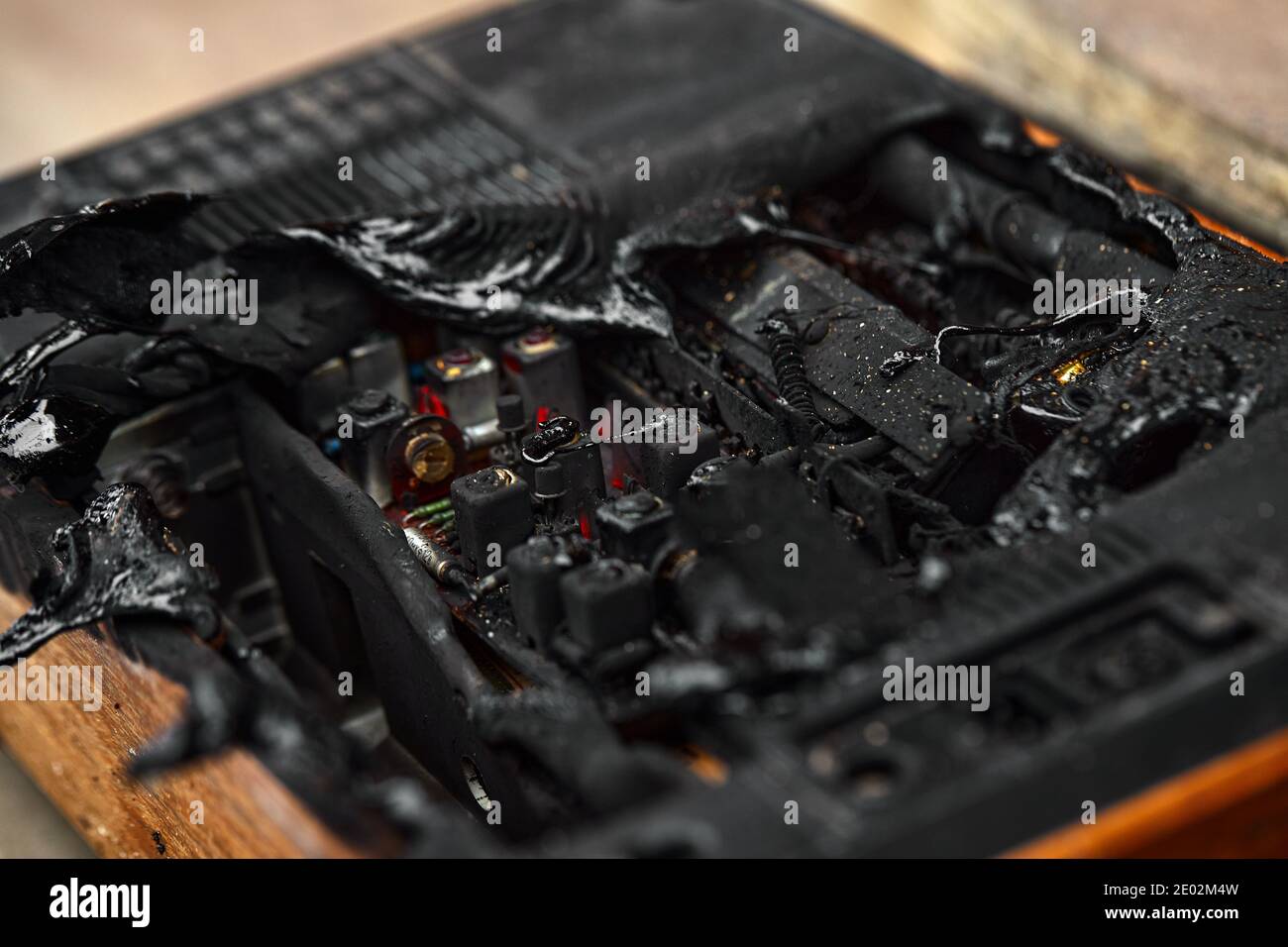 La causa dell'incendio, un'apparecchiatura elettrica difettosa ha causato un incendio. Il vecchio apparecchio elettrico dopo l'incendio. Foto Stock