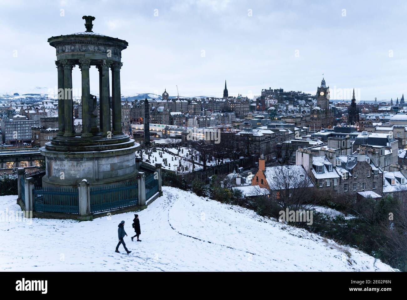 Edimburgo, Scozia, Regno Unito. 29 dicembre 2020. Edimburgo si risveglia fino a una scena coperta di neve vinosa dopo una caduta di neve a tarda notte. Vista dello skyline della città da Calton Hill. Iain Masterton/Alamy Live News Foto Stock