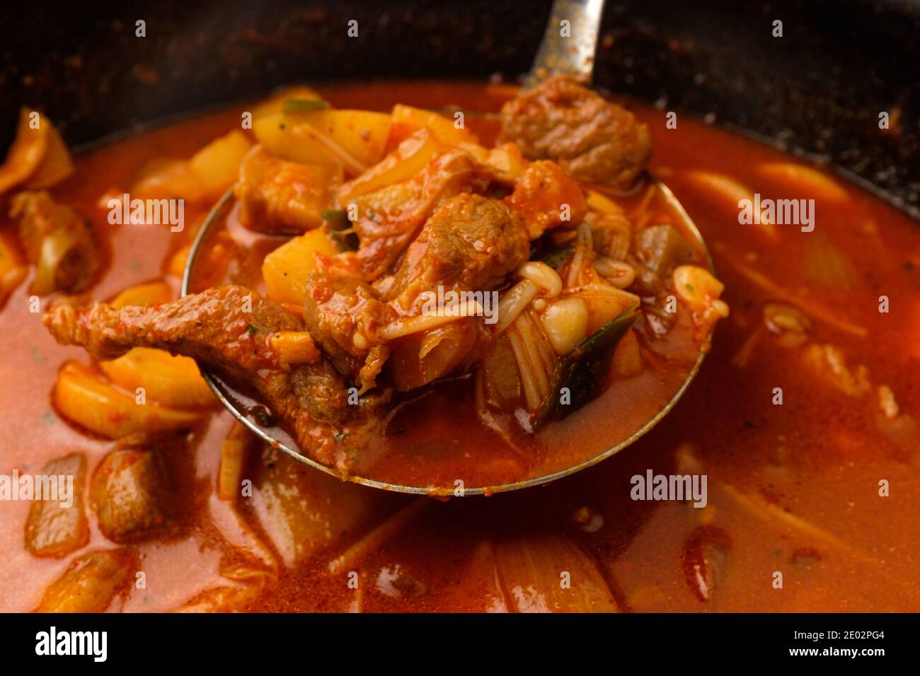 Pasta di pepe rosso stufato su fondo bianco Foto Stock