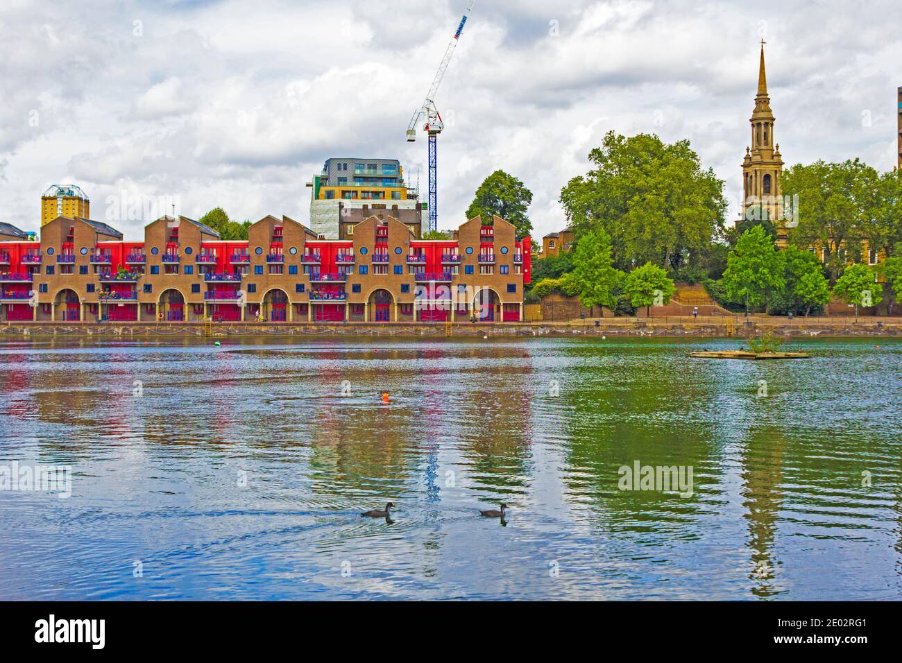 Shadwell Basin, London Docks at Wapping, Londra, England.IT è ora una piazza marittima utilizzata per scopi ricreativi, uno sviluppo di alloggi lato acqua Foto Stock