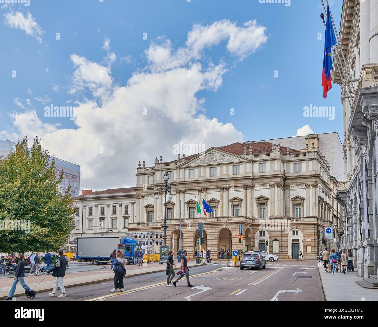 Milano, Lombardia, Italia - 04.10.2020 - Teatro alla Scala, facciata principale (piazza della Scala) sotto un cielo blu in una giornata di sole circondata da alberi verdi. Foto Stock