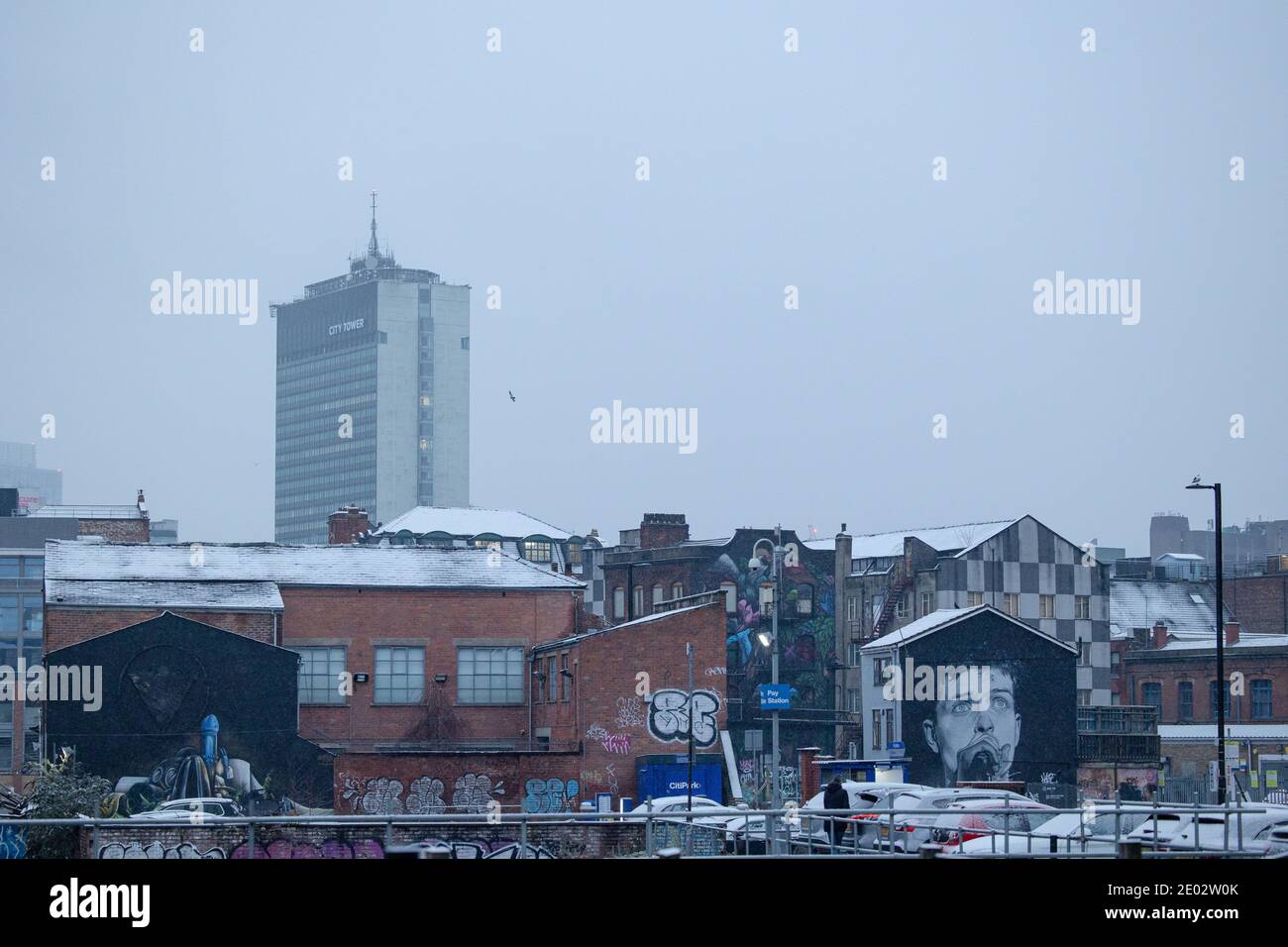 MANCHESTER, UK UN murale di Joy Division's Ian Curtis guarda sopra il quartiere Nord nel centro di Manchester, mentre la neve colpisce il Regno Unito. Martedì 29 dicembre 2020. (Credit: Pat Scaasi | MI News) Credit: MI News & Sport /Alamy Live News Foto Stock