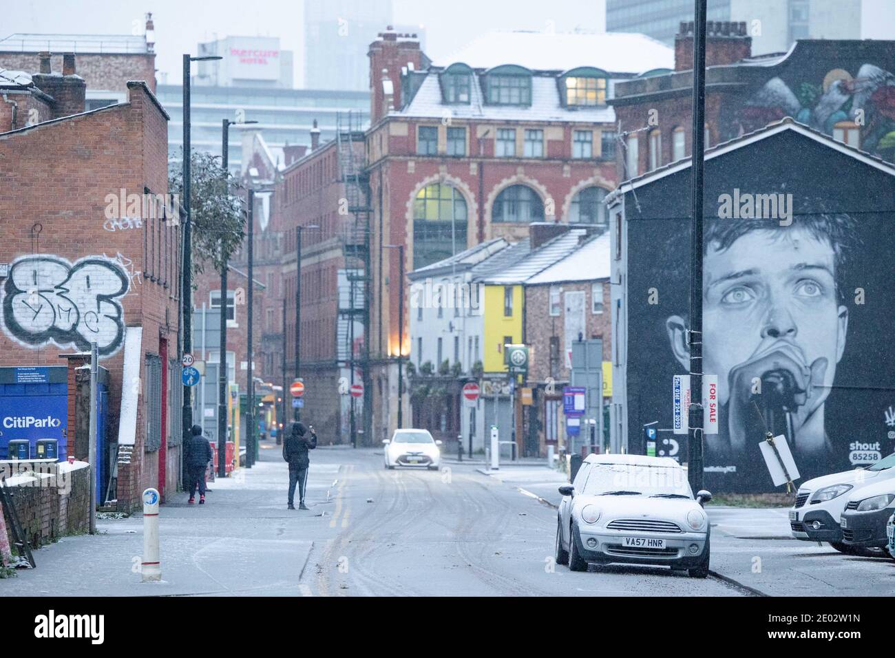 MANCHESTER, UK UN murale di Joy Division's Ian Curtis guarda sopra il quartiere Nord nel centro di Manchester, mentre la neve colpisce il Regno Unito. Martedì 29 dicembre 2020. (Credit: Pat Scaasi | MI News) Credit: MI News & Sport /Alamy Live News Foto Stock