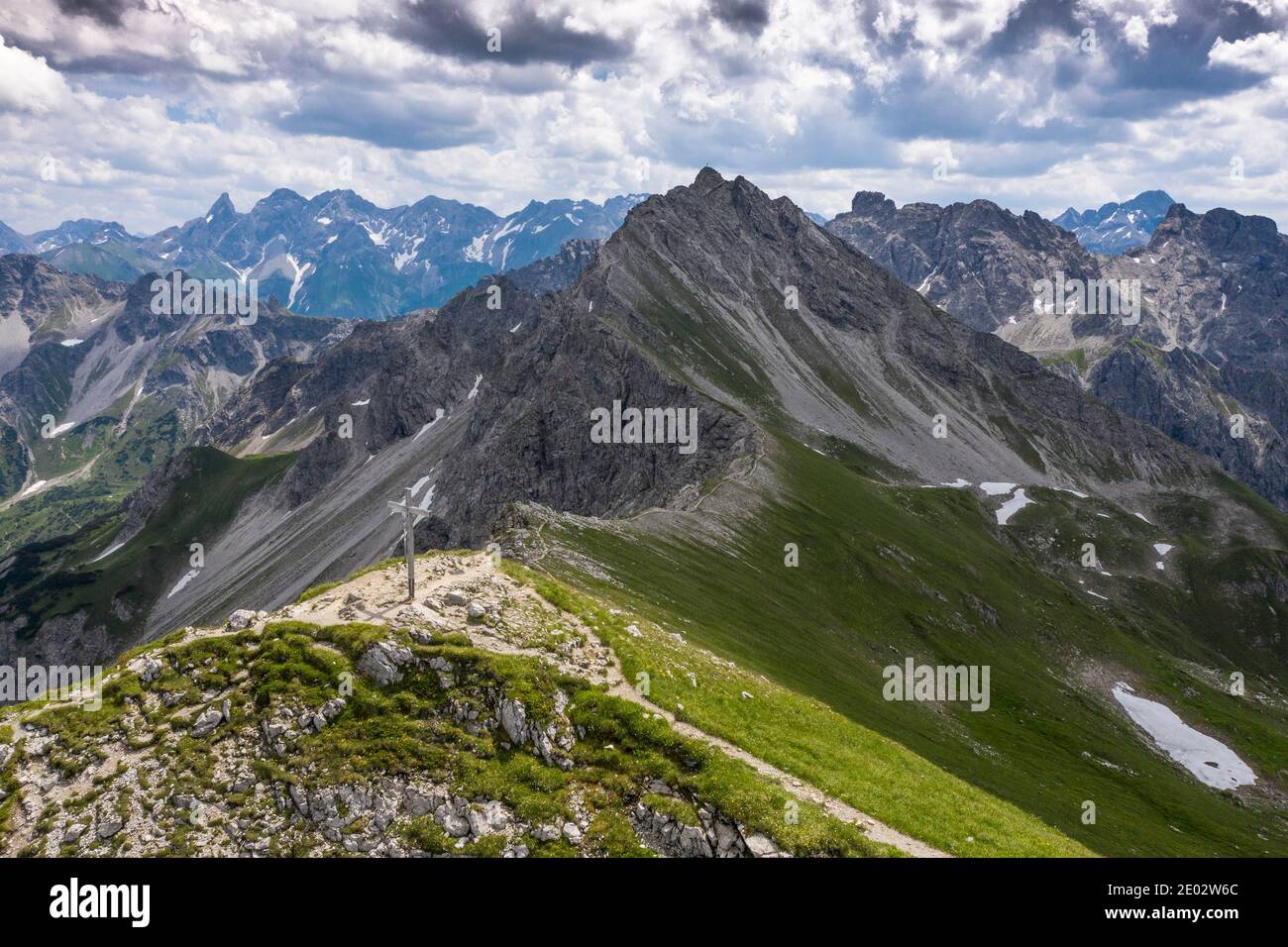Walser Hammerspitze con Ridge a Hochgehrenspitze e Oberstdorfer Hammerspitze, Baviera, Germania Foto Stock