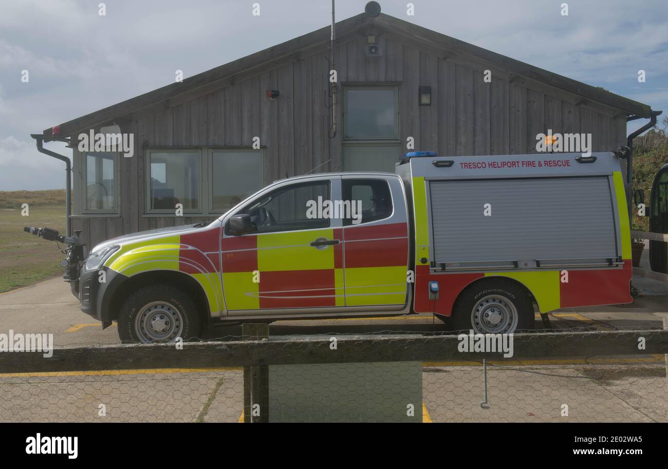 Tresco Heliport Fire and Rescue veicolo o tender parcheggiato presso il Terminal Building sull'isola di Tresco nelle isole di Scilly, Inghilterra, Regno Unito Foto Stock