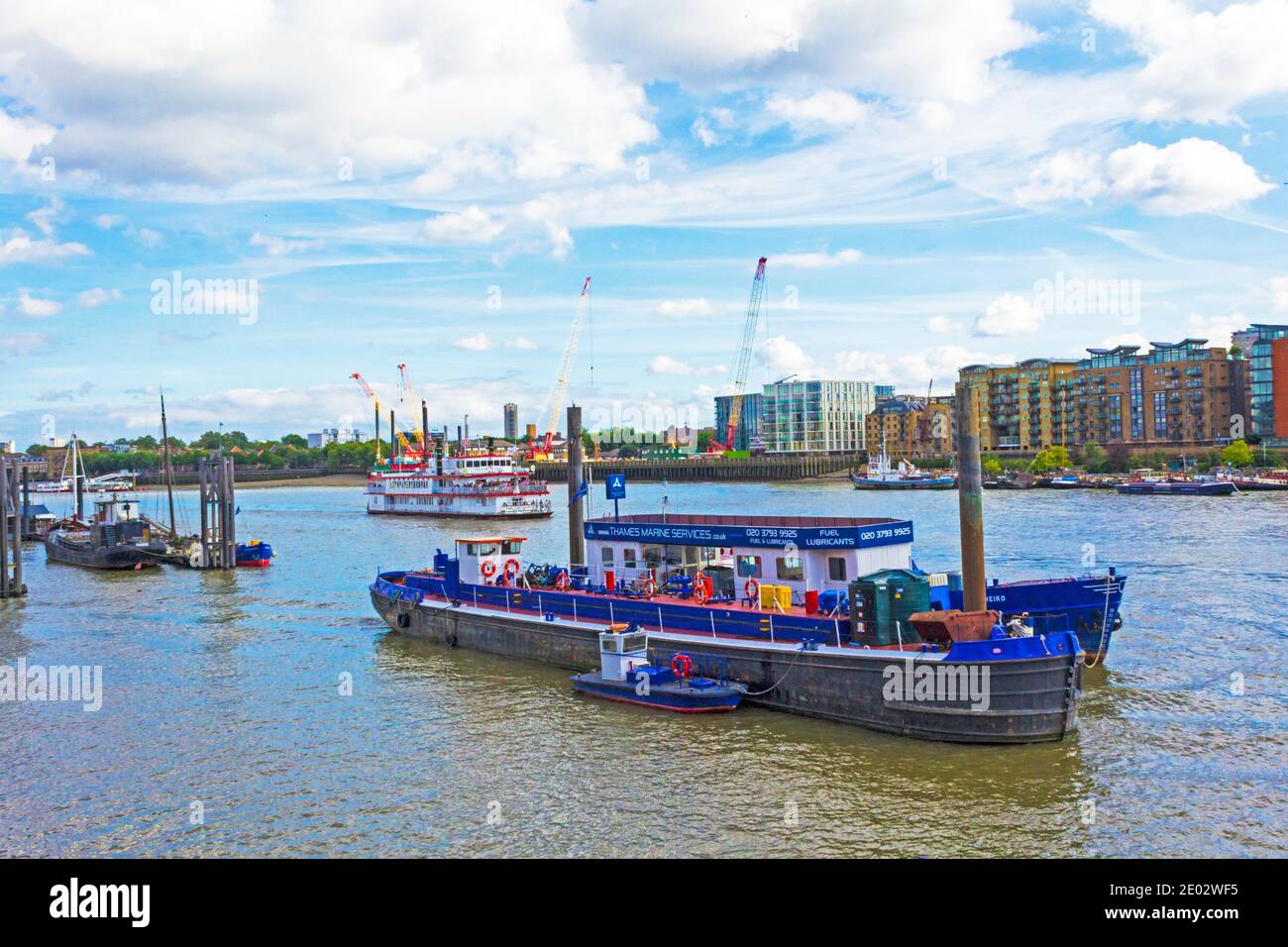 Il molo di St. Katharine`s è un molo per il trasporto fluviale sul Tamigi, a Londra, Regno Unito. E' servita da vari mezzi di trasporto fluviali e da operatori di crociera Foto Stock