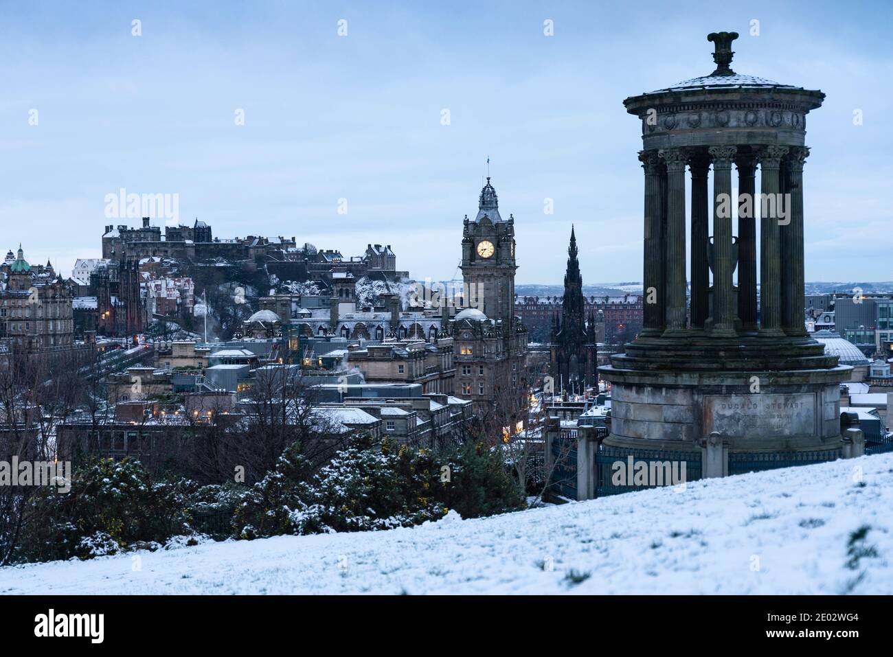 Vista dello skyline invernale di prima mattina di Edimburgo da Calton Hill dopo la neve, Scozia, Regno Unito Foto Stock