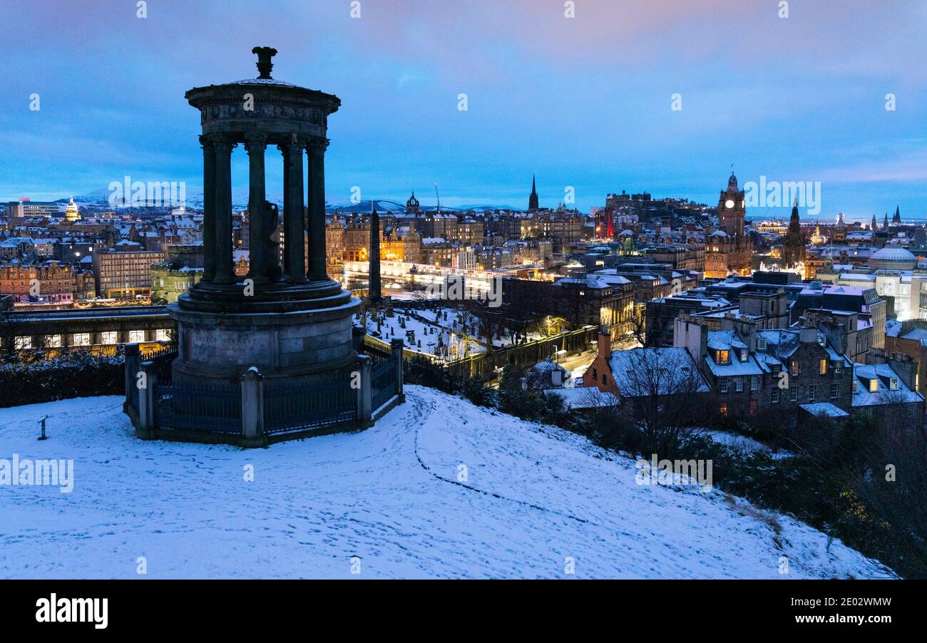 Vista dello skyline invernale di prima mattina di Edimburgo da Calton Hill dopo la neve, Scozia, Regno Unito Foto Stock
