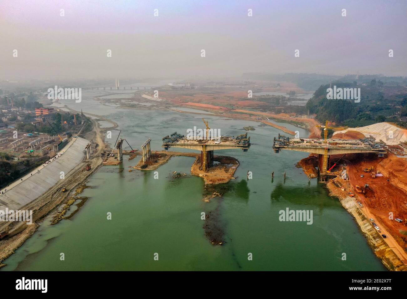 Una vista aerea del Ponte Nanhe, parte della strada che collega Meishan e Chengdu, in costruzione nel quartiere di Pengshan, la città di Meishan, a sud-ovest Foto Stock