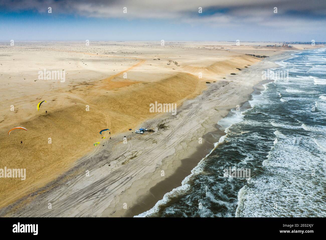 Parapendio a dune vicino a Henties Bay, Henties Bay, Namibia Foto Stock