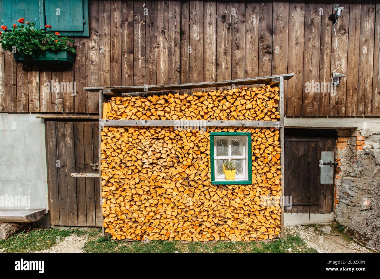 Capanna di montagna con legna da ardere in pila. Muro di legna da ardere. Sfondo di legna da ardere tagliata a secco in cottage.Wood per winter.Rural lifestyle.pile di legna da ardere Foto Stock