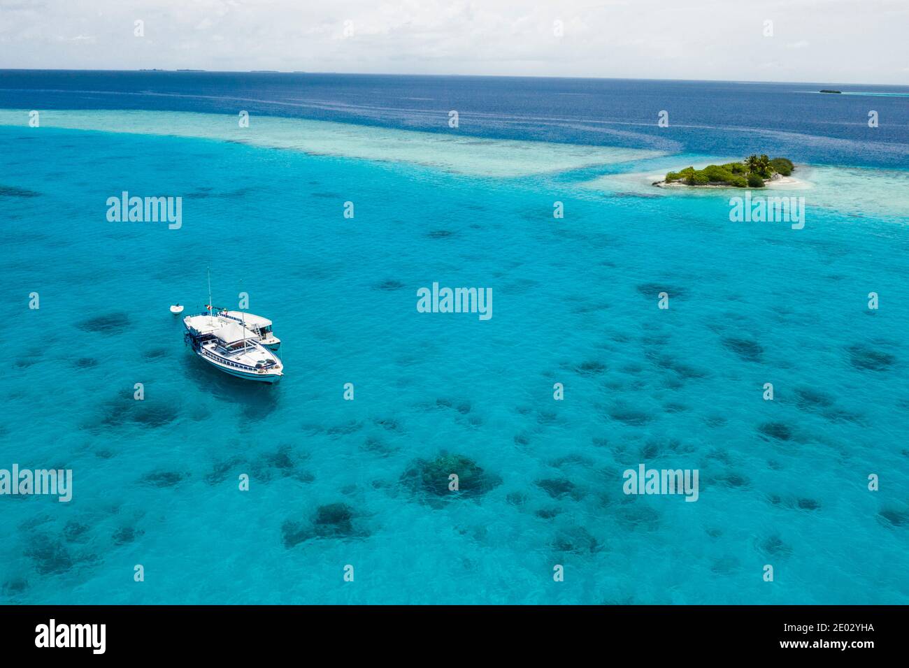 Liveaboard ancoraggio in laguna, Felidhu Atoll, Oceano Indiano, Maldive Foto Stock