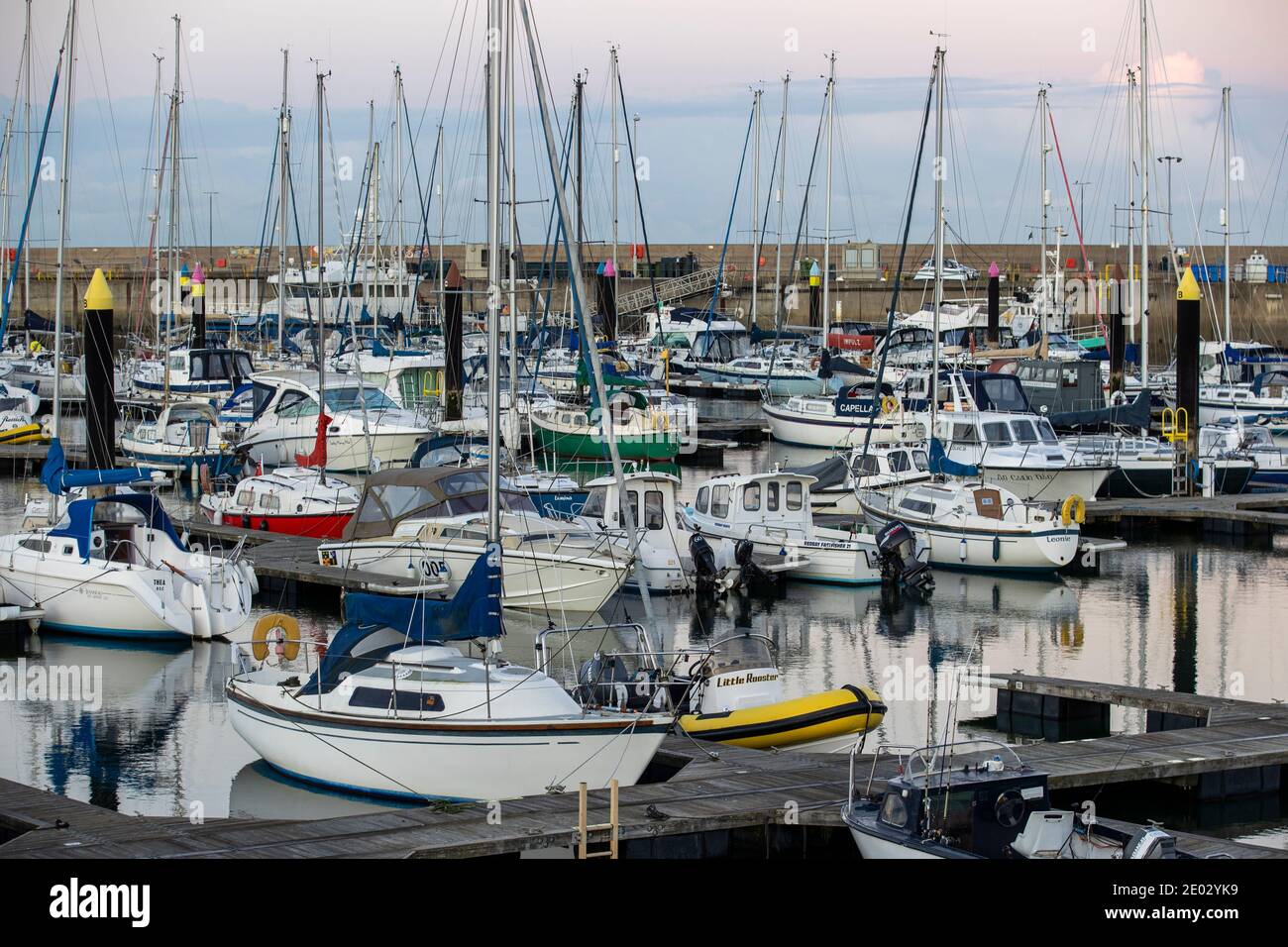 Bangor Marina nell'Irlanda del Nord. Gli avvistamenti potenziali degli UFO, compreso un uomo che ha detto che era stato consegnato a Bangor Marina da extraterrestri, sono stati fatti al PSNI quest'anno. Foto Stock