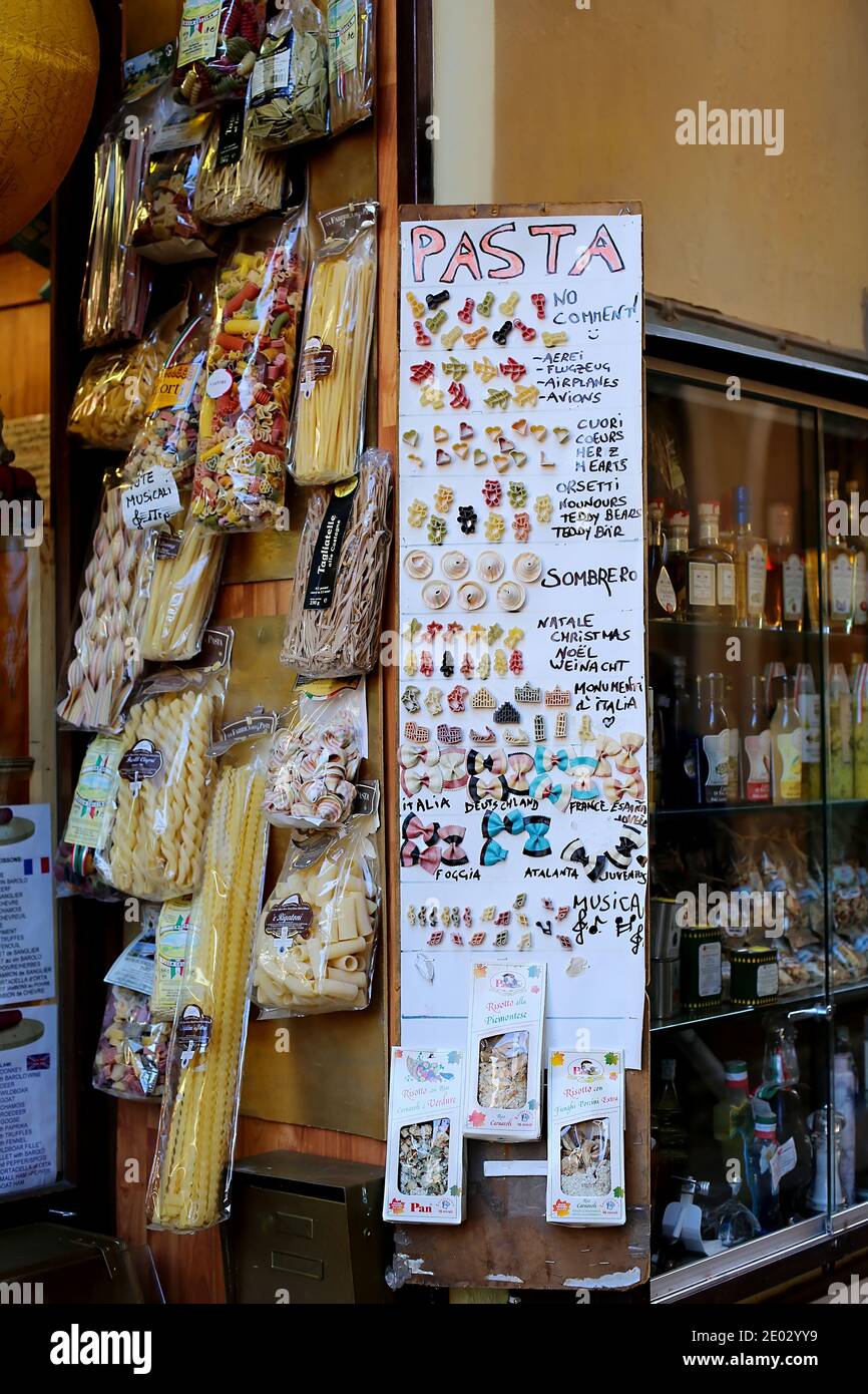Ingresso al negozio turistico italiano di pasta con molti tipi di macaroni italiani nei cuori, orsacchiotti, archi, aeroplani, stelle con forme umoristiche Foto Stock