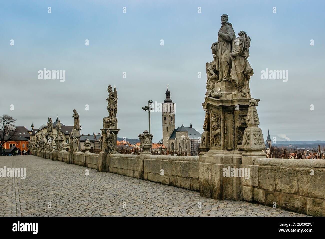 Statue di fronte al Collegio dei Gesuiti, chiesa di San Giacomo sullo sfondo, Kutna Hora, Repubblica Ceca. Viaggi e architettura background.Unesco patrimonio mondiale Foto Stock