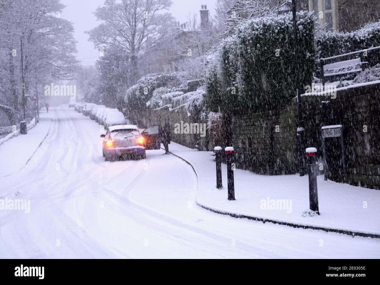 Un'auto con luci di emergenza lampeggianti quando non è possibile salire a causa della neve. Foto Stock