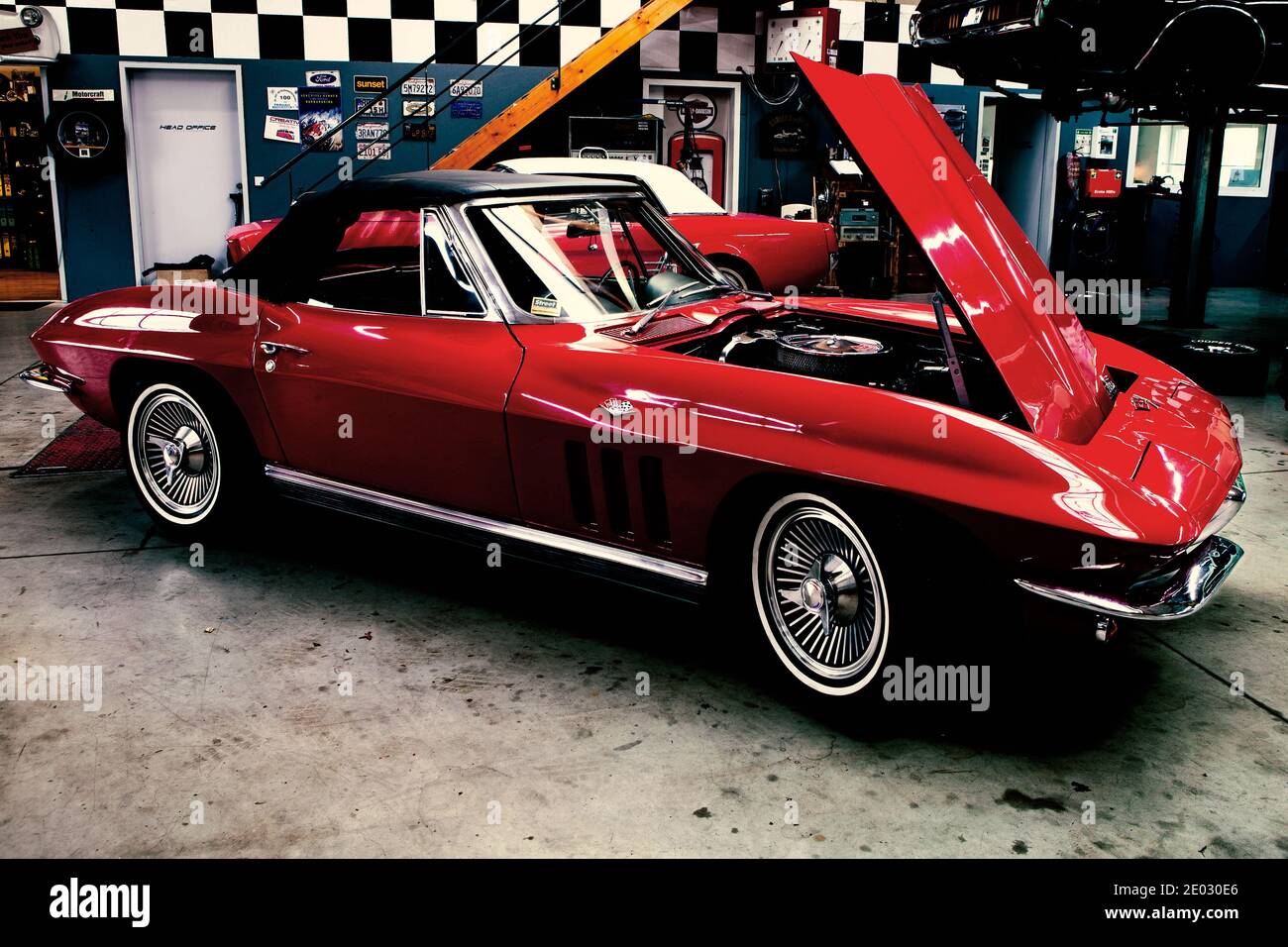 Corvette C2 Convertibile in officina di riparazione Foto Stock