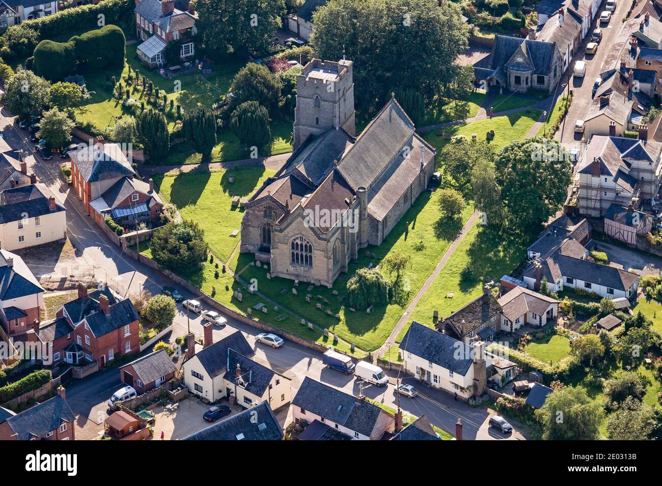 Una vista aerea della chiesa normanna 13c di St Andrew's, nella piccola città di confine di Presteigne, Powys, Regno Unito Foto Stock