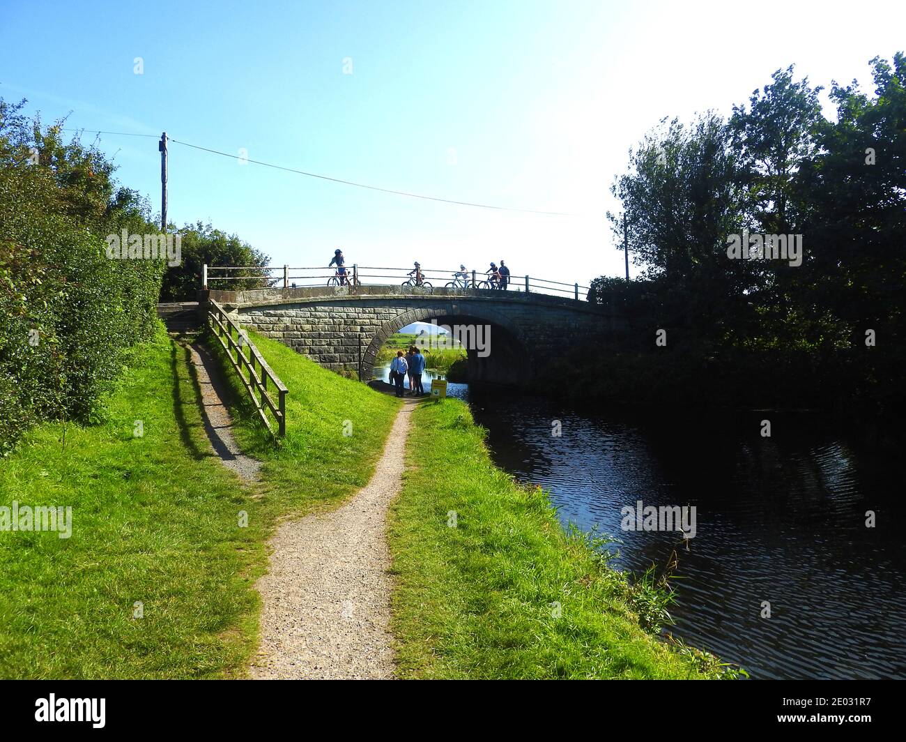 Ciclisti e escursionisti a un ponte vicino a Glasson Basin on Il canale Lancashire nel 2020 Foto Stock