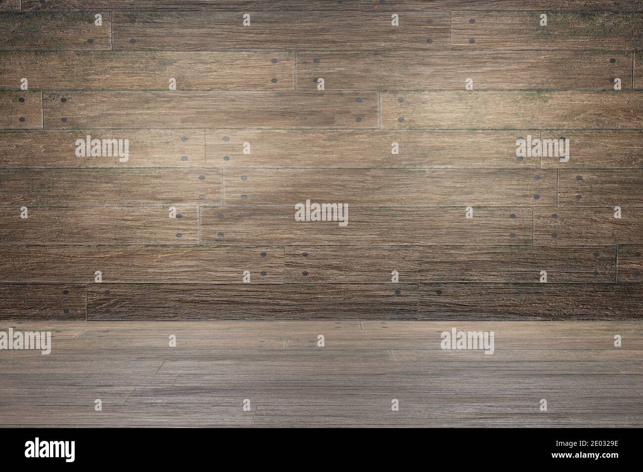 Pannelli e pavimento in legno marrone. Design interno vuoto. Vecchio sfondo rustico di struttura in legno Foto Stock