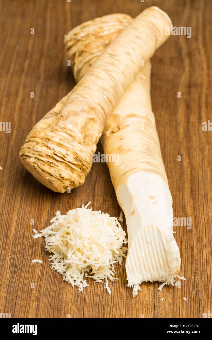 rafano su tavolo di legno Foto Stock