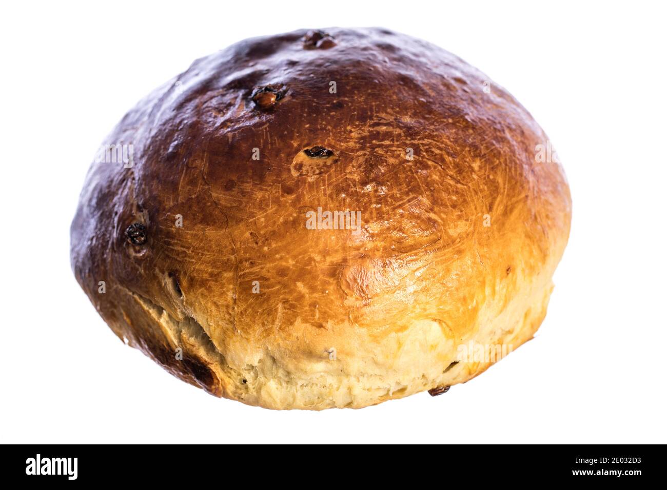 Pane pasquale austriaco fatto in casa - Osterbrot con uvetta isolato su sfondo bianco dall'alto Foto Stock