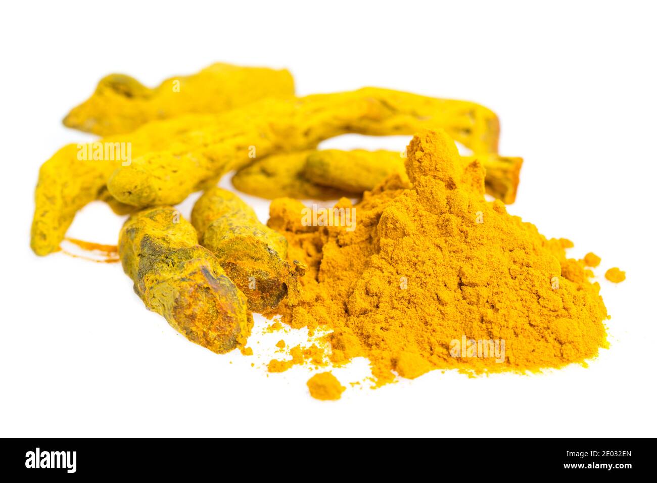 Curcuma - radice intera e polvere isolata su bianco sfondo Foto Stock