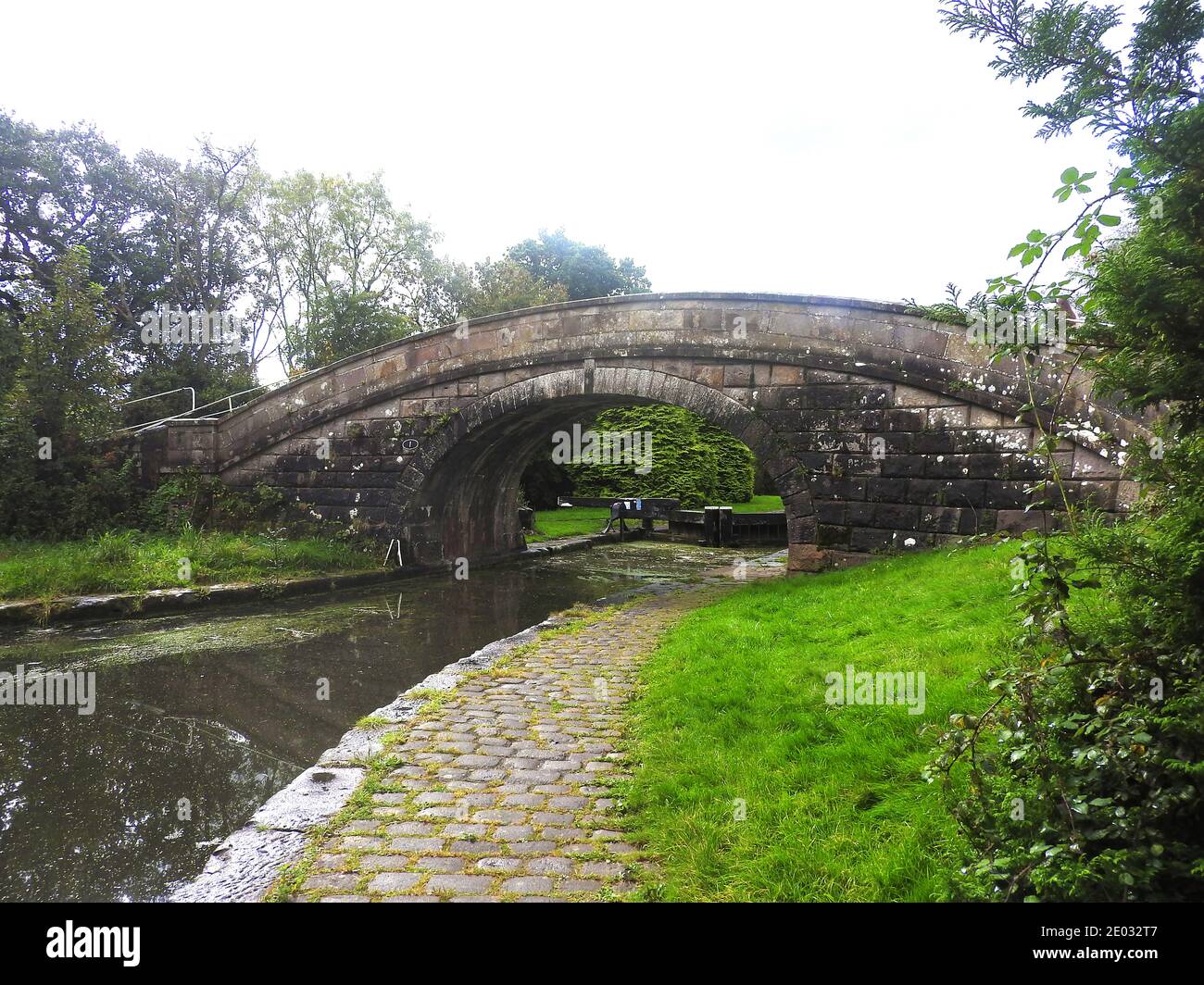 Ponte che conduce al ramo di Glasson del canale di Lancaster nel 2020 mostrando il primo cancello di blocco. Foto Stock