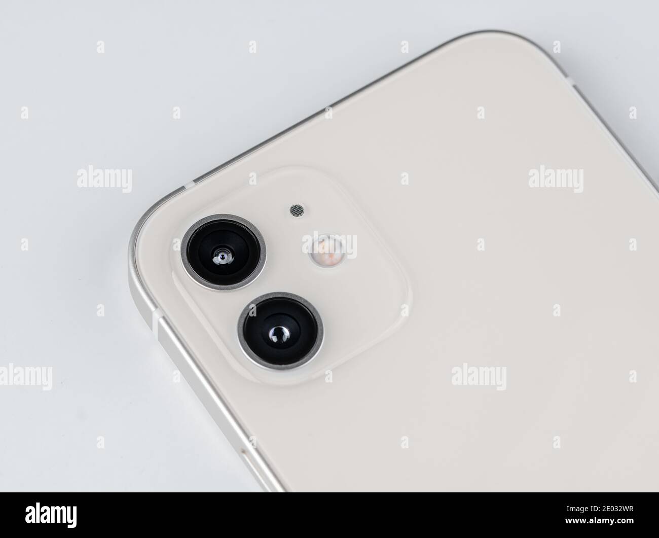 Antalya, Turchia - 23 dicembre 2020: Vista frontale e posteriore del nuovo smartphone bianco iPhone 12. Foto Stock