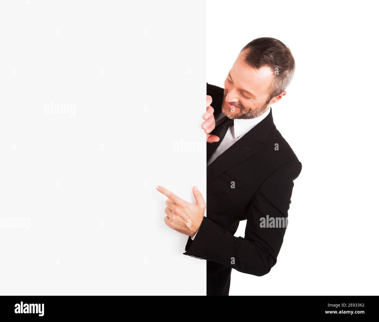 Uomo d'affari sorridente che punta al segno vuoto Foto Stock