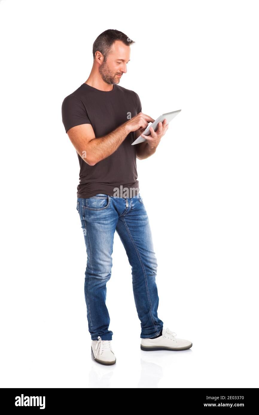 Uomo sorridente che lavora sul tablet Foto Stock