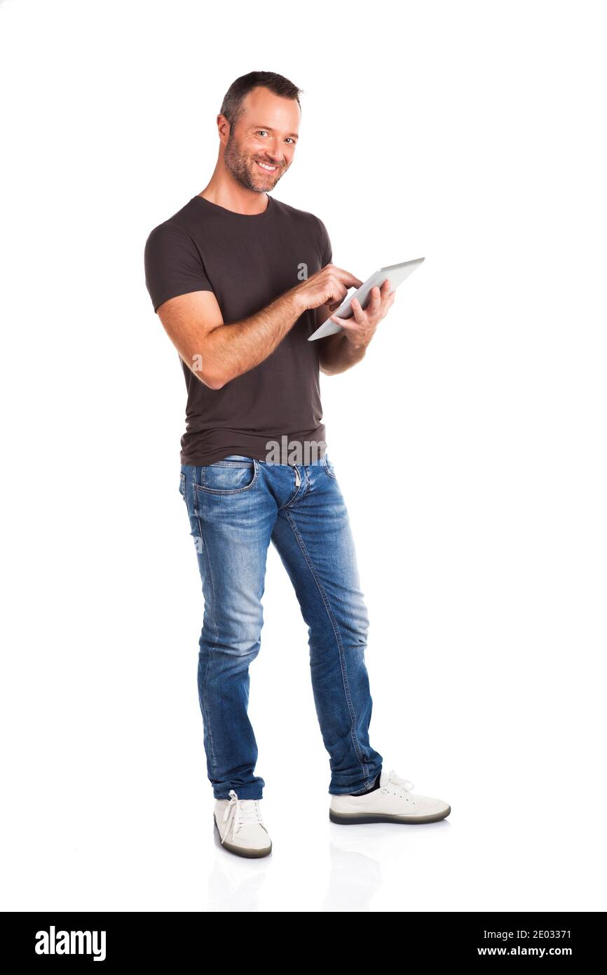 Uomo sorridente che lavora sul tablet Foto Stock