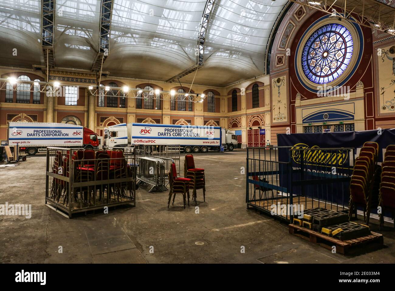 Vista generale dei camion PDC e delle sedie impilate all'interno di Alexandra Palace durante il dodicesimo giorno del William Hill World Darts Championship ad Alexandra Palace, Londra. Foto Stock