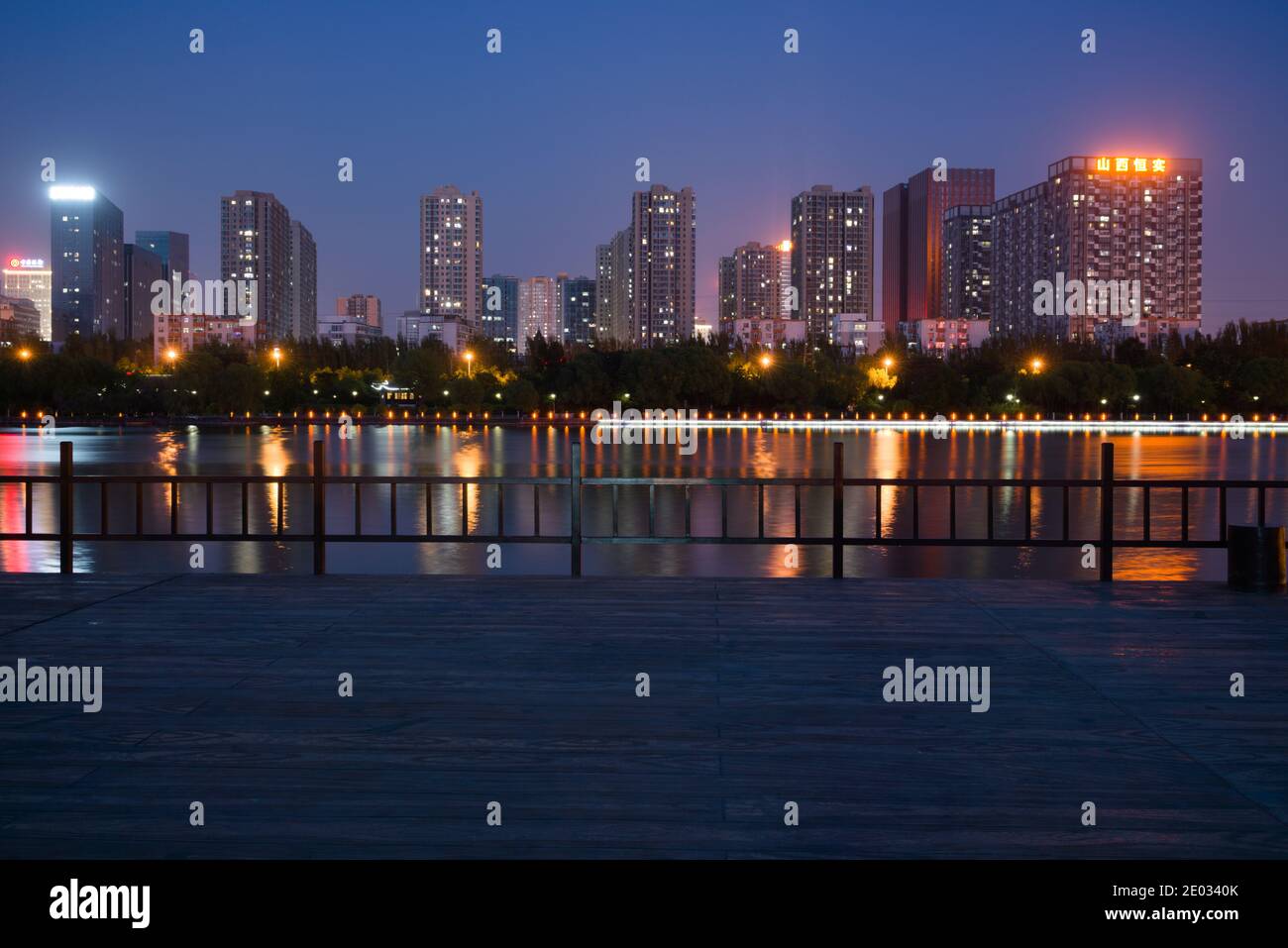 Vista notturna degli edifici sul fiume a Shanxi della Cina; Hengshi di Shanxi Foto Stock