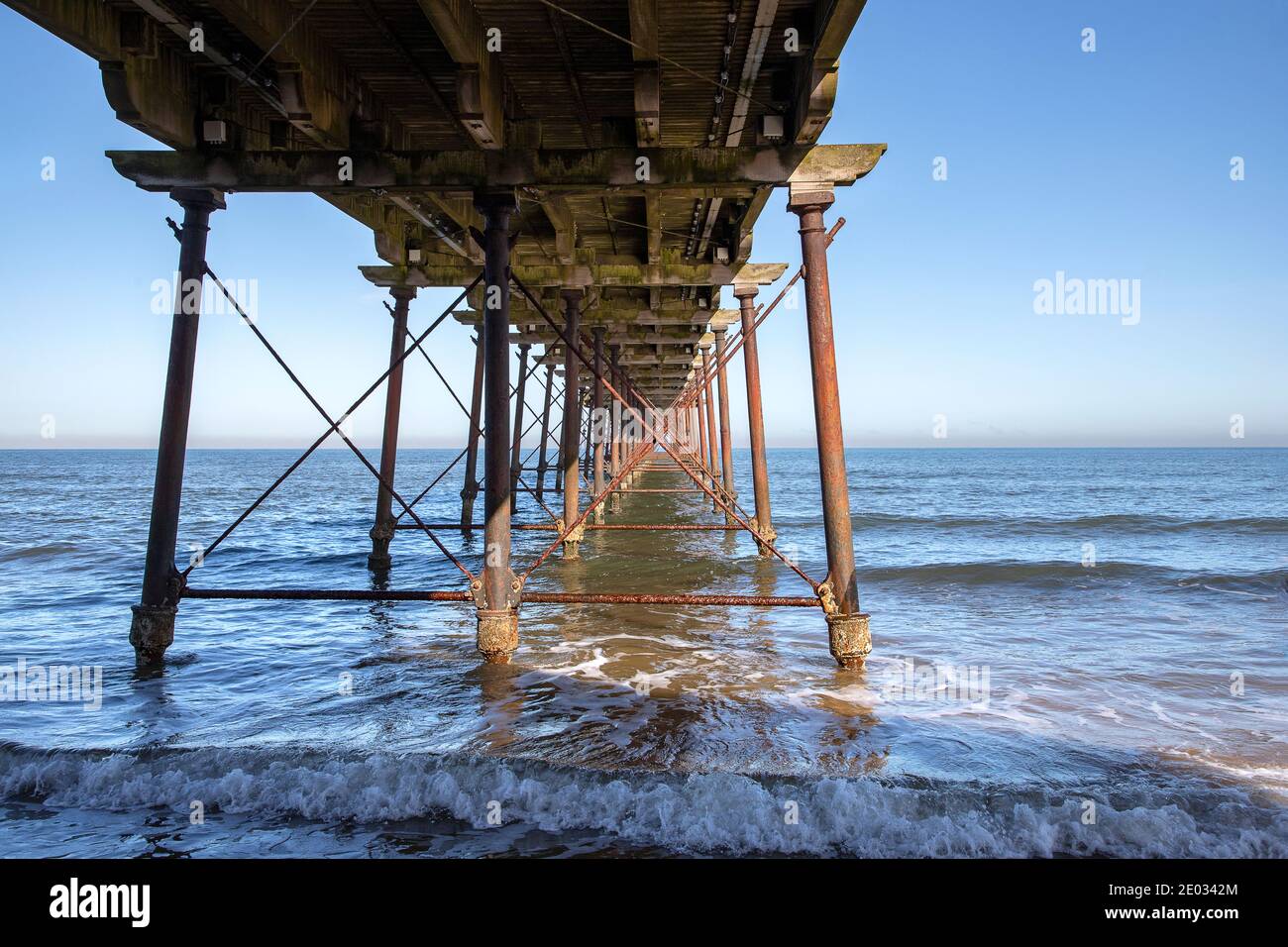 Saltburn Pier, l'ultimo molo rimasto nello Yorkshire, costruito nel 18696 per soddisfare gli escursionisti vittoriani e i turisti che visitano la città costiera. Foto Stock