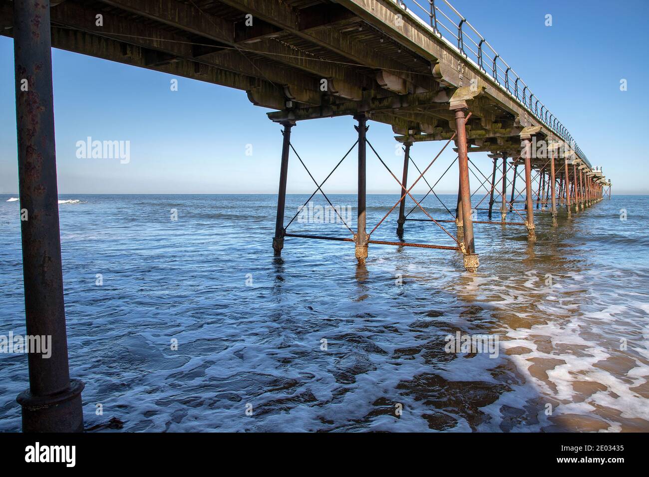 Saltburn Pier, l'ultimo molo rimasto nello Yorkshire, costruito nel 18696 per soddisfare gli escursionisti vittoriani e i turisti che visitano la città costiera. Foto Stock