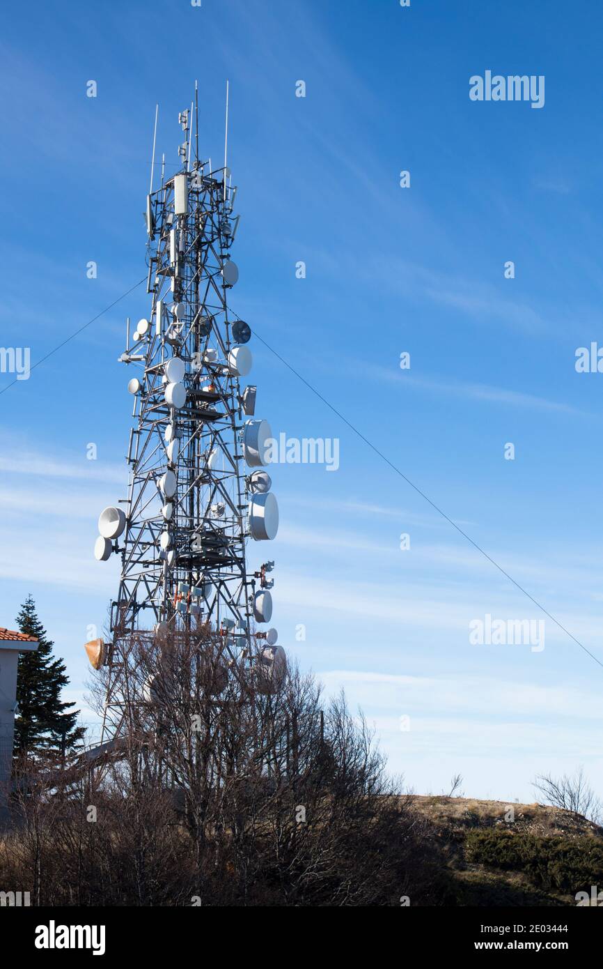 Torre di comunicazione con antenna antenna satellitare su sfondo blu cielo, Torre per telecomunicazioni. Foto Stock