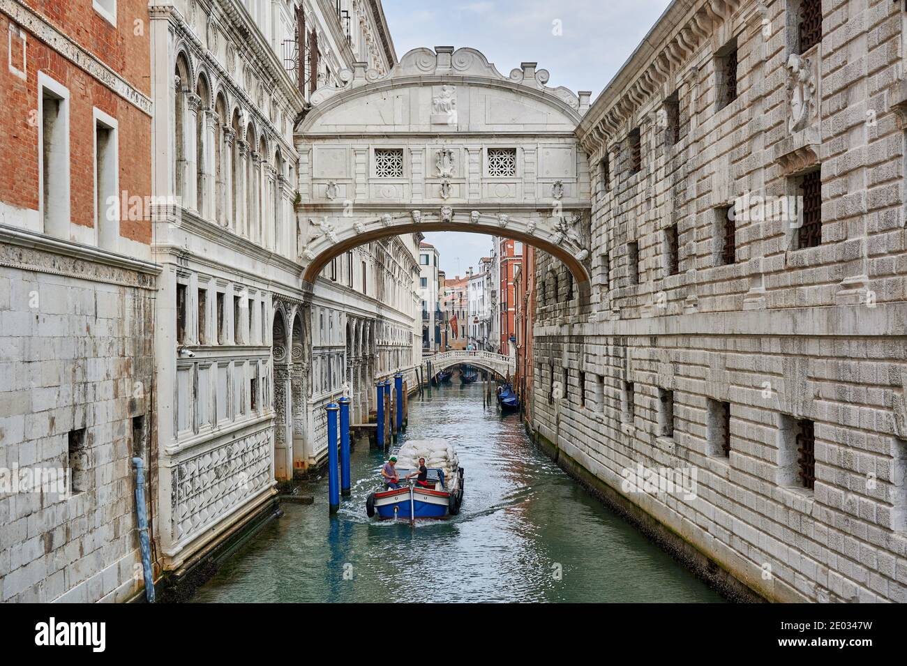 Ponte dei Sospiri collega la Nuova prigione (Prigioni nuove) alle sale degli interrogatori del palazzo ducale, Venezia, Veneto, Italia Foto Stock