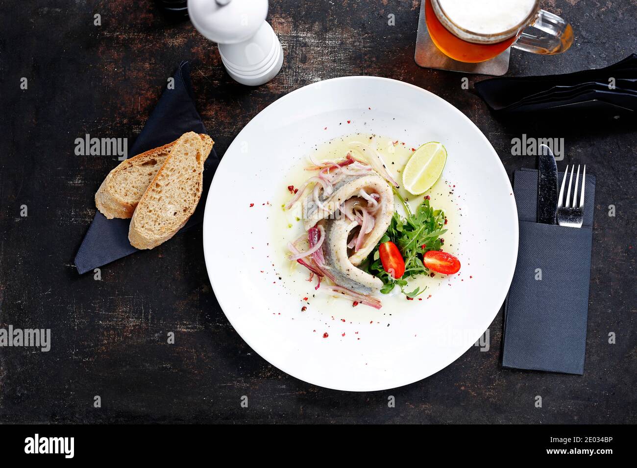 Aringhe in olio con cipolla e insalata di verdure fresche. Antipasto antipasto. Suggerimento per servire il piatto. Fotografia culinaria. Foto Stock