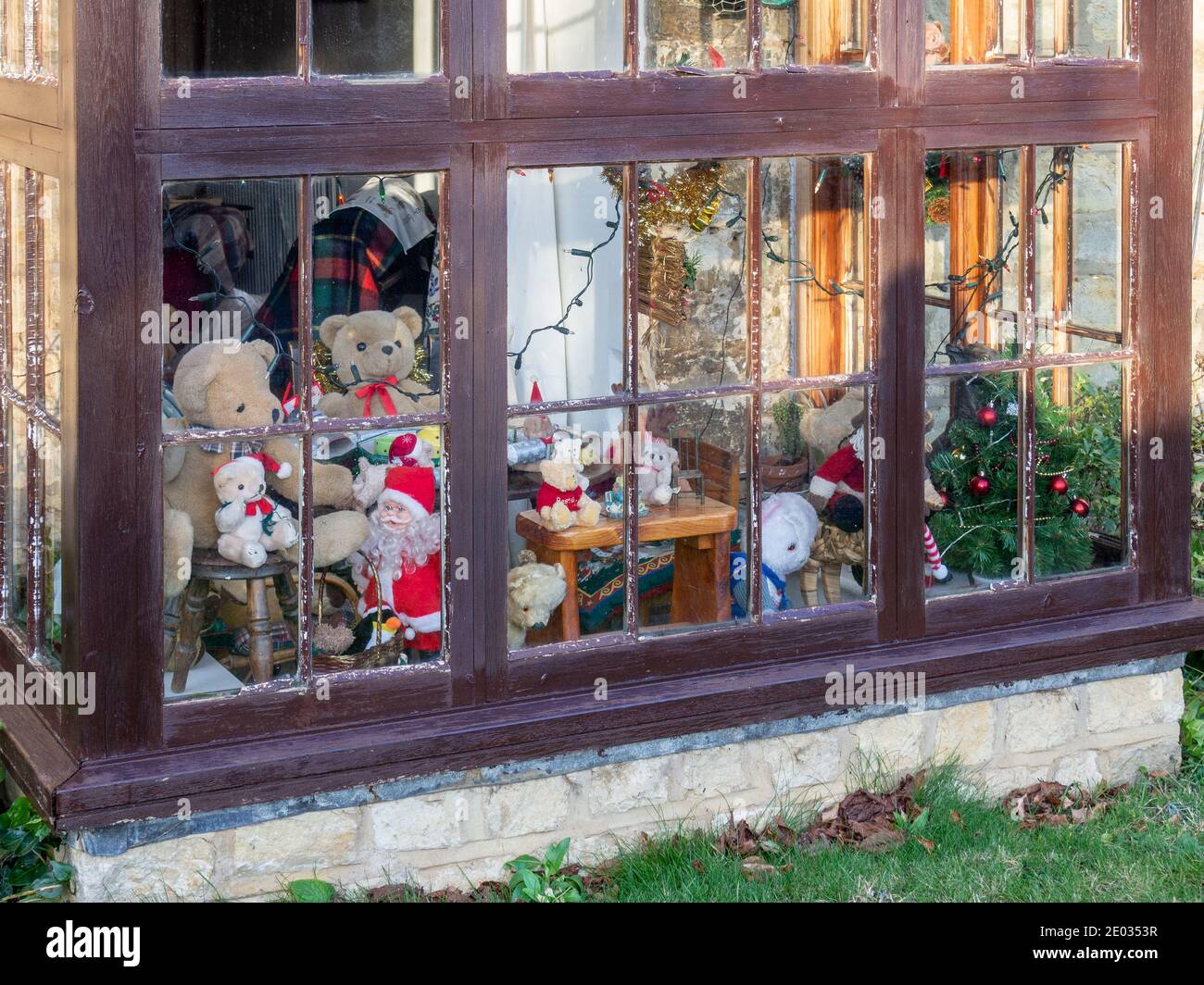 Finestra baia di una casa piena di giocattoli e decorazioni per Natale, Gayton, Northamptonshire, Regno Unito Foto Stock