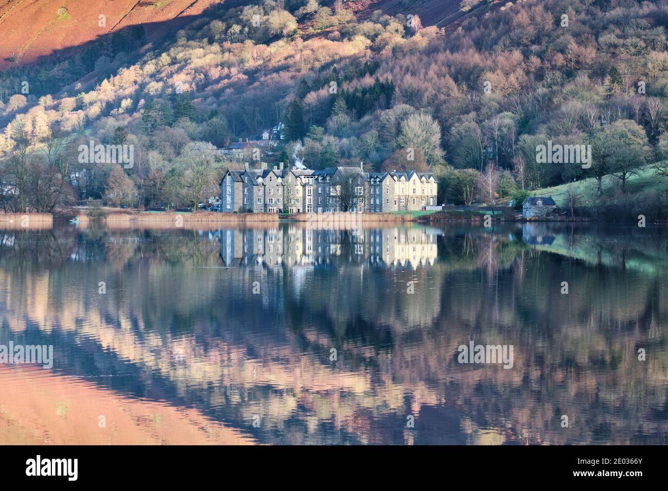 Il Daffodil Hotel si riflette in Grasmere, Lake District, Cumbria Foto Stock
