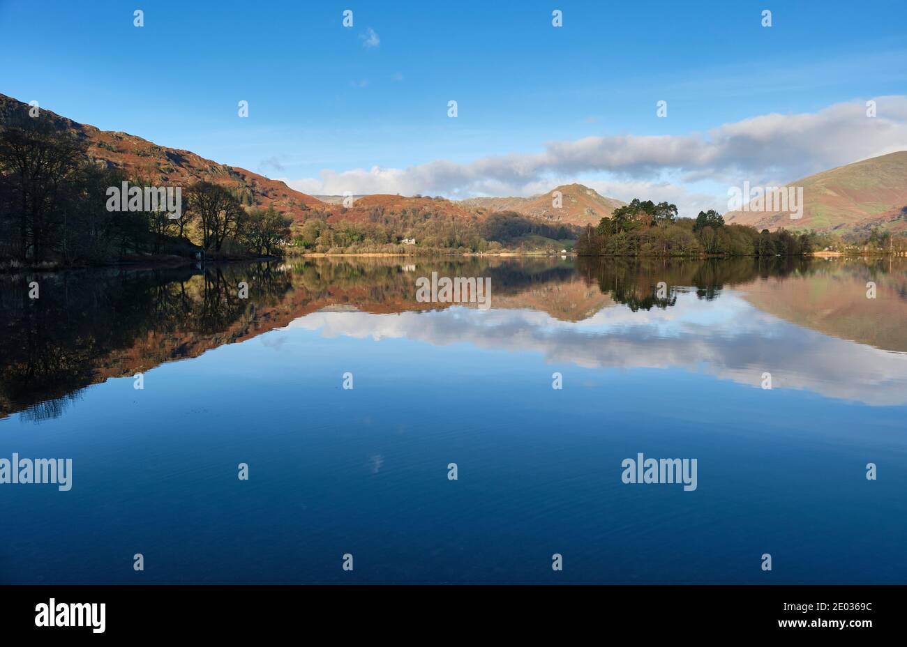 Helm Crag e Grasmere Island si riflettono in Grasmere, Lake District, Cumbria Foto Stock