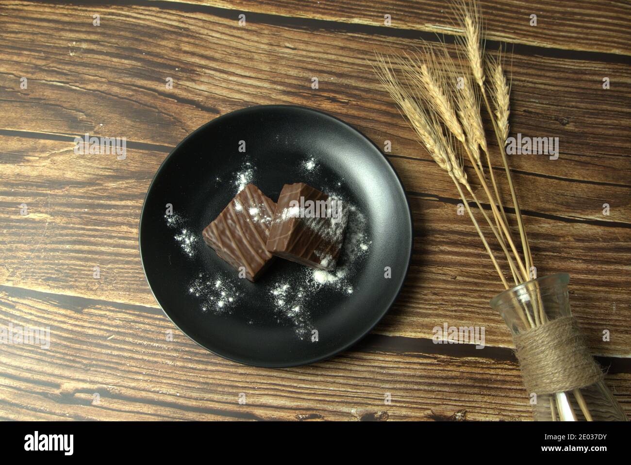 Dessert al wafer di cioccolato dopo cena con zucchero in polvere Foto Stock