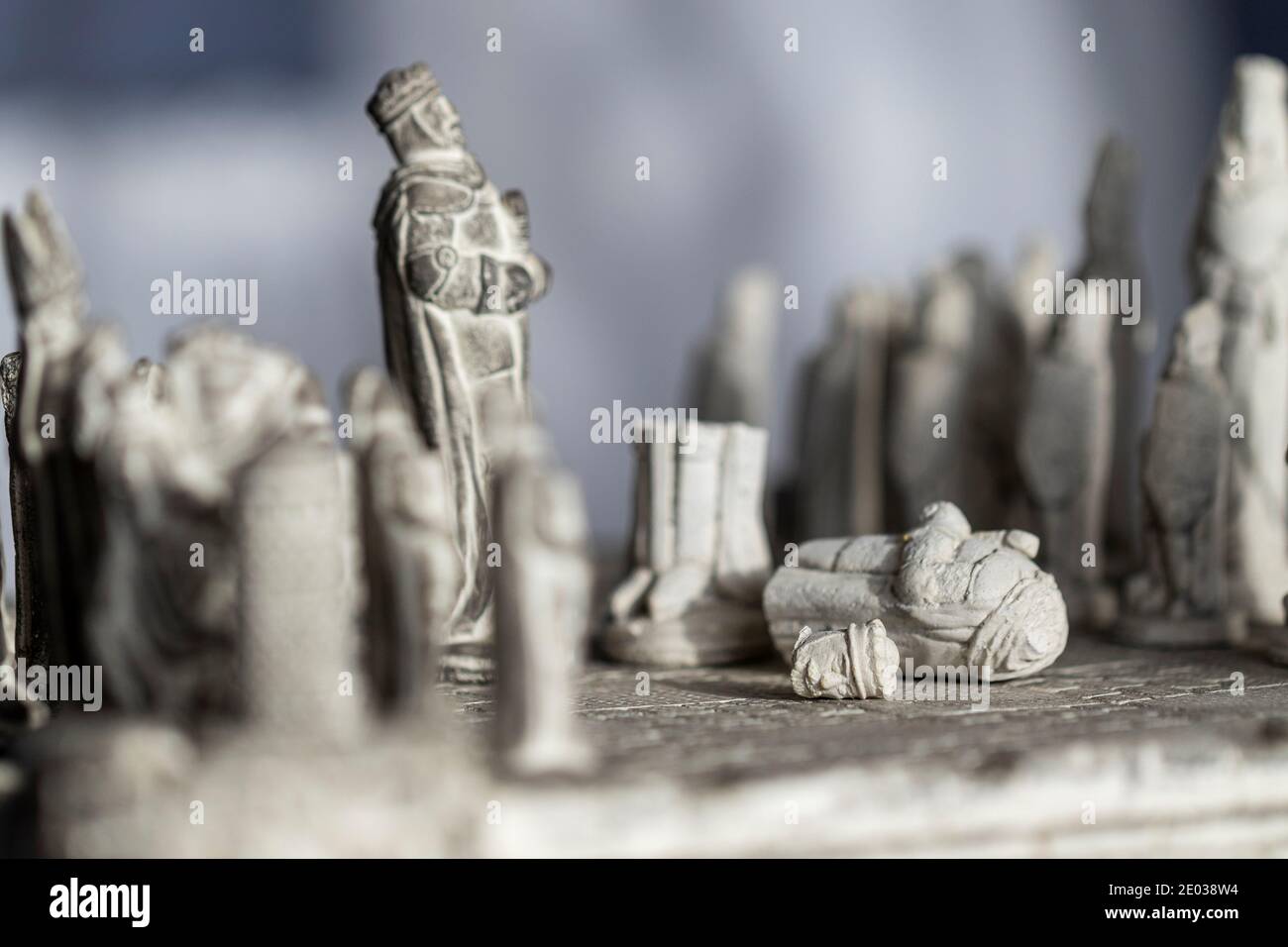 Un ritratto del re nero in un gioco di scacchi che uscì vittorioso uccidendo l'altro re. Il duello strategico è stato deciso. La scacchiera Foto Stock