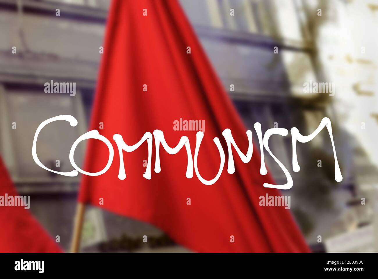 Rivoluzione socialista / comunista - testo rivoluzionario comunismo e offuscato foto della bandiera rossa Foto Stock