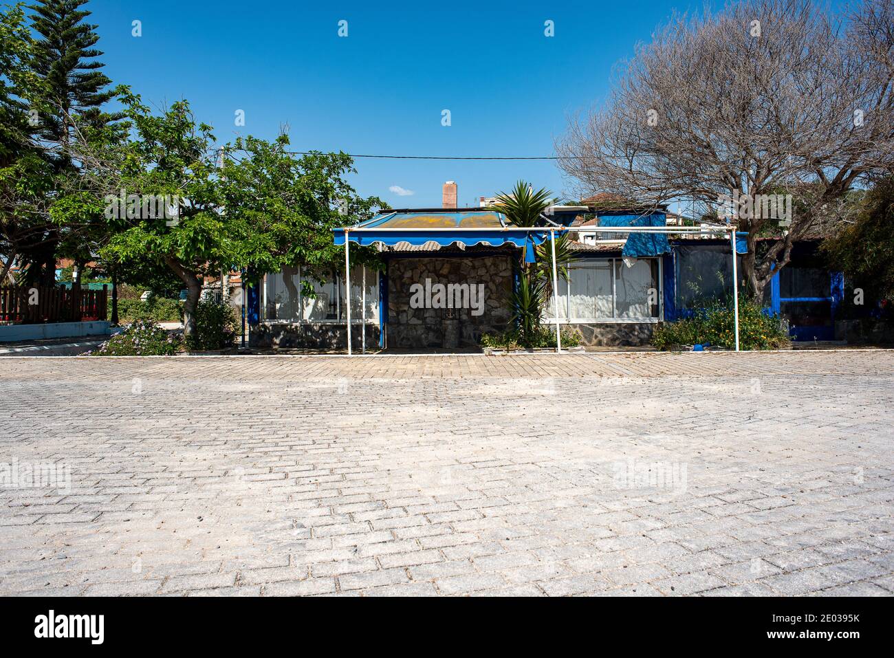 Koronisia, Epiro, Grecia - 29 marzo 2018: Bar sulla spiaggia chiuso Foto Stock