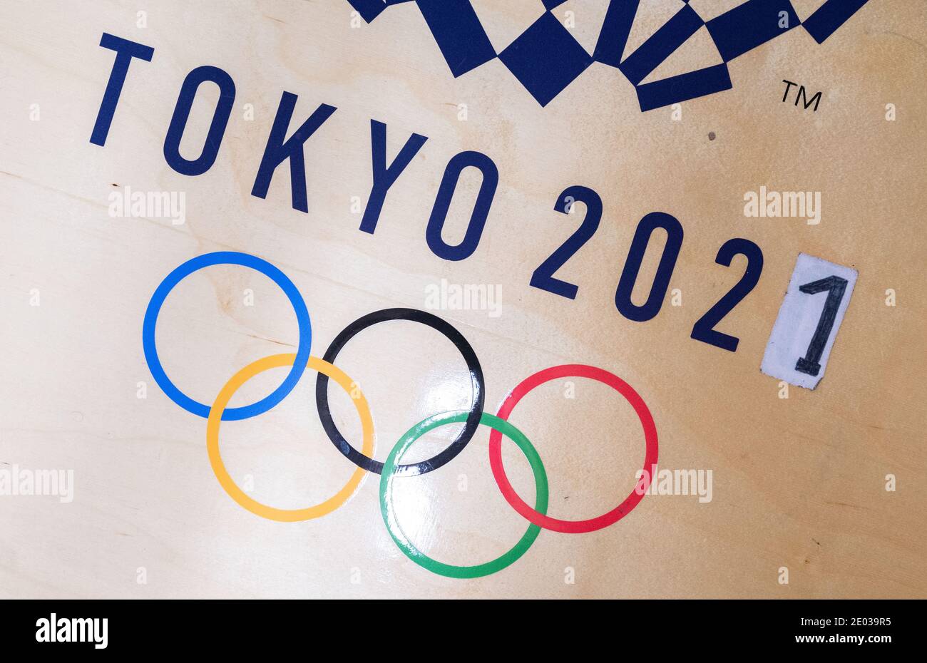 Leinfelden Echterdingen, Germania. 14 dicembre 2020. Il numero 0 è coperto da 1 nel 2021 anno di un logo delle Olimpiadi di Tokyo nella sala pesi del lottatore Stäbler. Stäbler era malato con Covid-19 e dopo il suo recupero improvvisamente ha avuto il 20% di prestazioni peggiori rispetto al normale in un test di stress. Con una terapia respiratoria cerca di ripristinare le sue prestazioni tra le altre cose. Credit: Marijan Murat/dpa/Alamy Live News Foto Stock